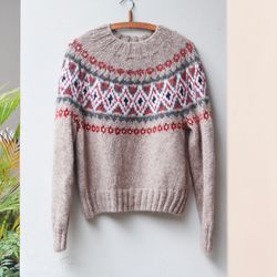 Beige cozy knitted lopapeysa sweater
