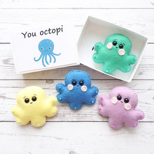 Octopus-plush-pocket-hug