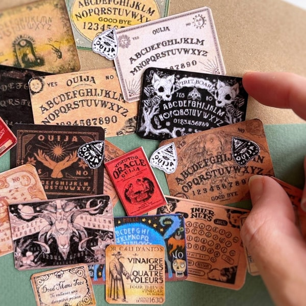 Lavagna per spiro in miniatura con cassetto Tavola Ouija Miniature in legno con planchettes Cassetto d'amore emotivo Decorazione per la casa Regalo 15 Lavagna per spiro in miniatura con cassetto Tavola Ouija Miniature in legno con planchettes Cassetto d'amore emotivo Decorazione per la casa Regalo 15
