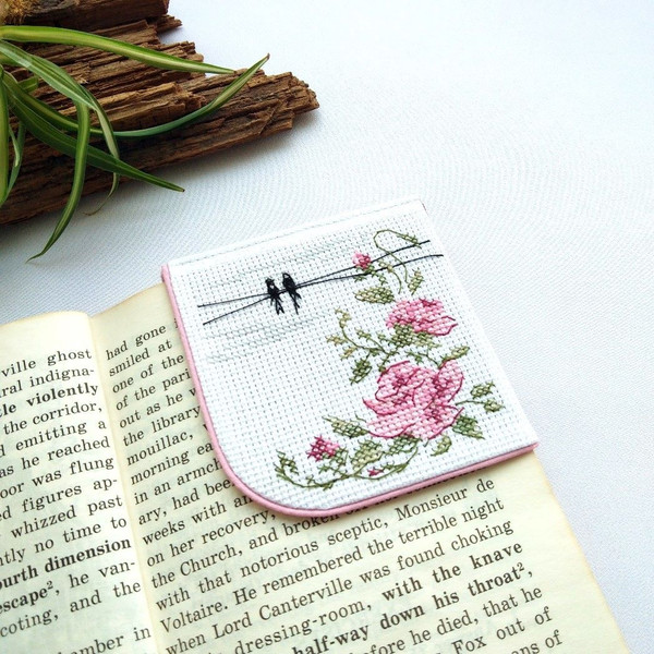 Personalized-corner-bookmark-hand-embroidered-birds-roses-gift-woman-1.jpg