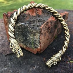 Twisted Bracelet with Wolf heads