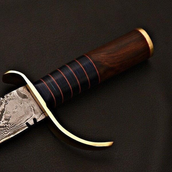 Handmade Damascus Steel Kukri Knife Hand.jpg