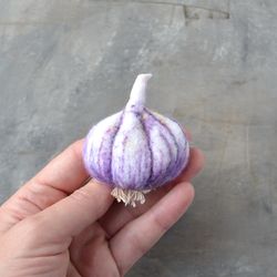 Needle felted garlic replica pin for women Funny brooch gift idea Realistic wool vegetables jewelry