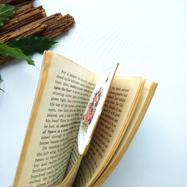 Сorner-bookmark-handmade-cat-flowers-bee-personalized-gift-2.jpg
