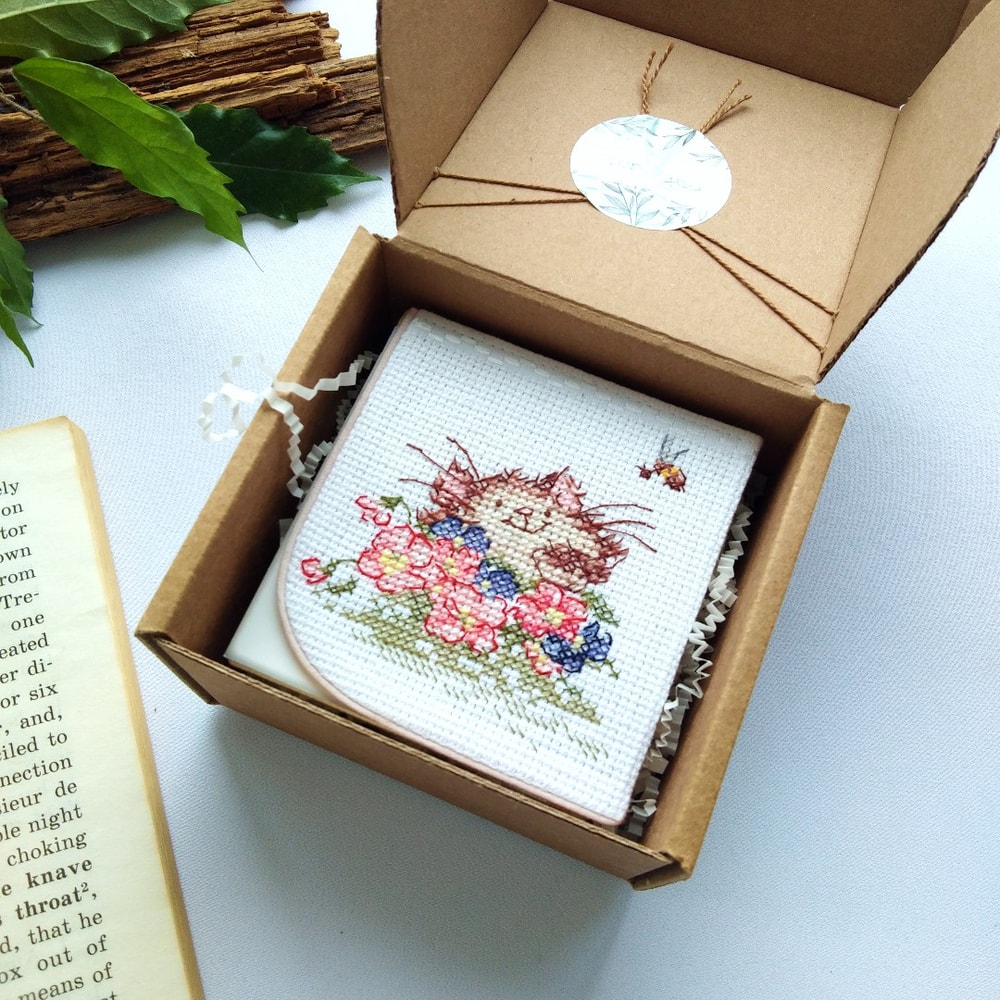 小orner-bookmark-handmade-cat-flowers-bee-personalized-gift-4.jpg