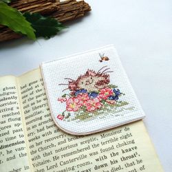 Embroidered corner bookmark, Happy cat with autumn flowers, Cat lover gift