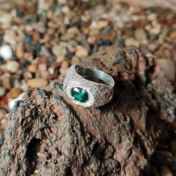 BEAUTIFUL GREEN STONE IN SILVER STERLING RING