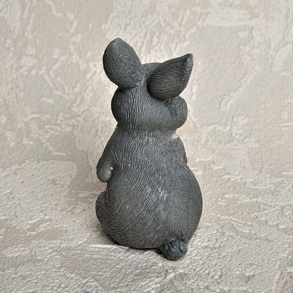 Hare figurine back