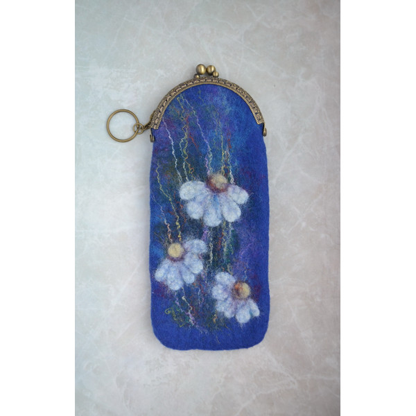 Blue-felted-glasses-case-with-chamomile-for-women-Soft-sunglasses-case-Handmade-felted-wool-pen-case-Makeup-case