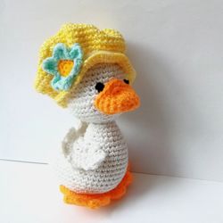 Duckling amigurumi toy. Crochet pattern
