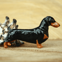 Brooch black tan dachshund figurine - brooch or dog show ring clip/number holder, cast plastic, hand-painted