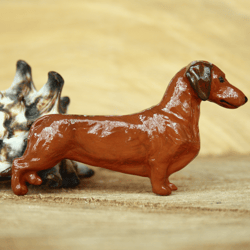 Brooch red dachshund figurine - brooch or dog show ring clip/number holder, cast plastic, hand-painted