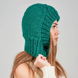 Knitted balaclava. Bulky wool. Emerald color