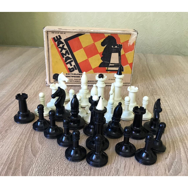 chessmen_plastic2.jpg