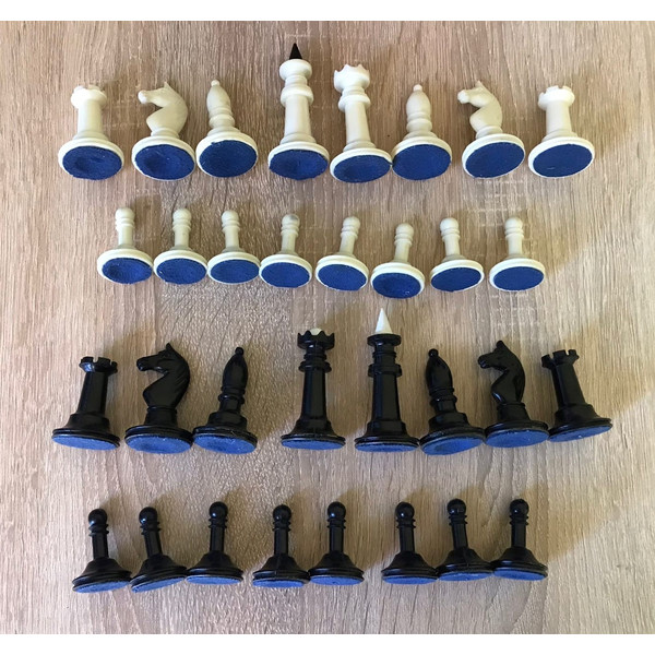 chessmen_plastic5.jpg