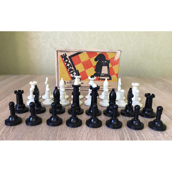 chessmen_plastic6.jpg