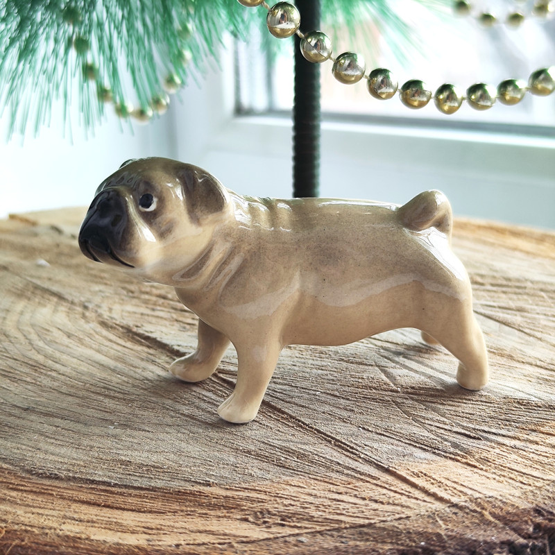 statuette fawn pug