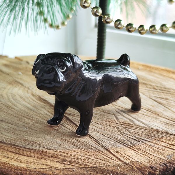Figurine black pug