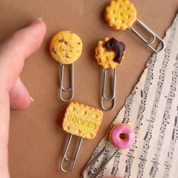 Paper clips with cookie decor
