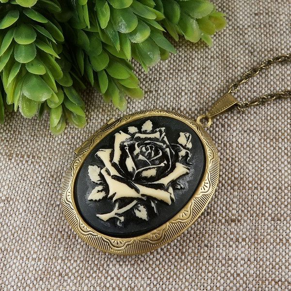 black-beige-ivory-rose-flower-floral-vintage-cameo-oval-bronze-brass-photo-locket-pendant-necklace-jewelry