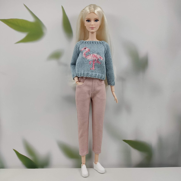 Flamingo sweater and pink jeans.jpg