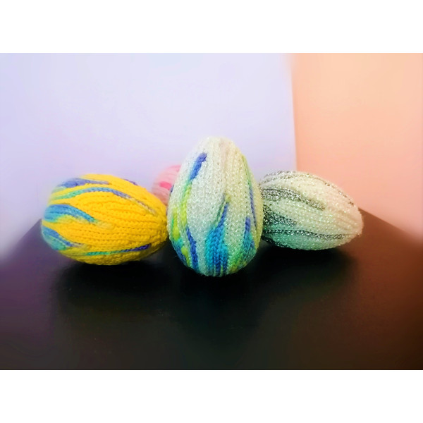 two_tones_eggs_crochet.jpg