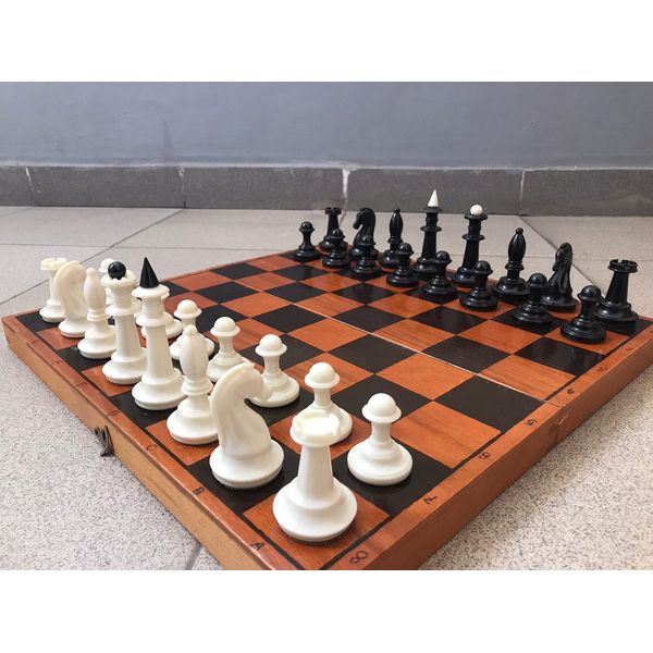 woodboard_plastic_chessmen5.jpg