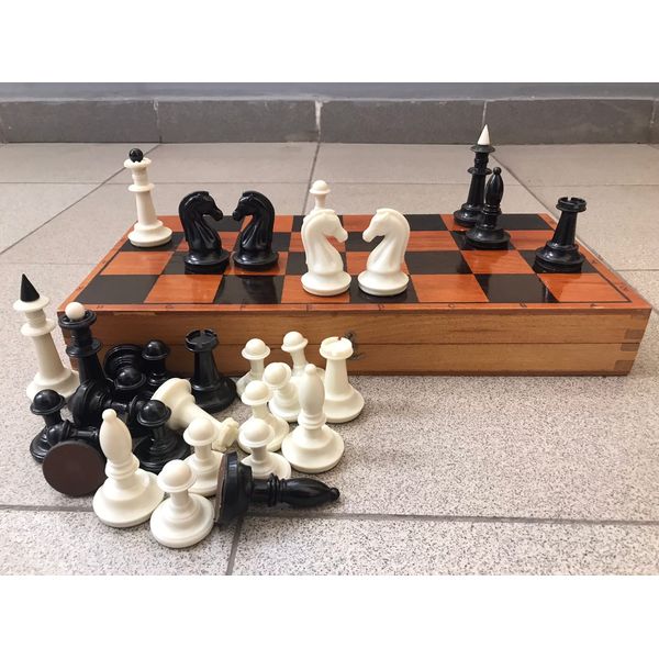 woodboard_plastic_chessmen1.jpg