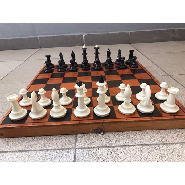 woodboard_plastic_chessmen2.jpg
