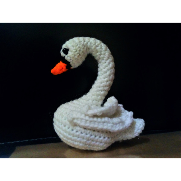 white_swan_crochet.jpg
