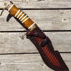 Wicker Man Damascus Steel Hunting Knife Hand Forged Outdoor Knife with Wood Thatch Pattern Handle