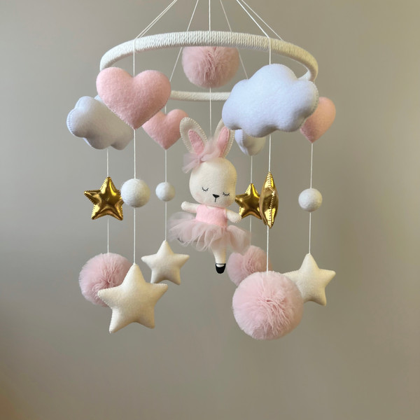 felt-baby-mobile-with-a-bunny