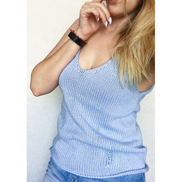 A skiny lady in a light blue hand knit top with V-neck.JPG