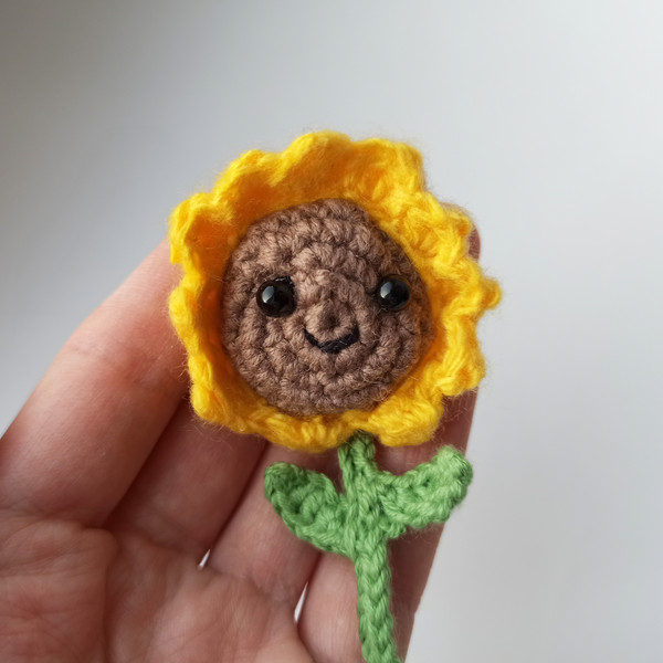 Sunflower bookmark in hand 1.jpg