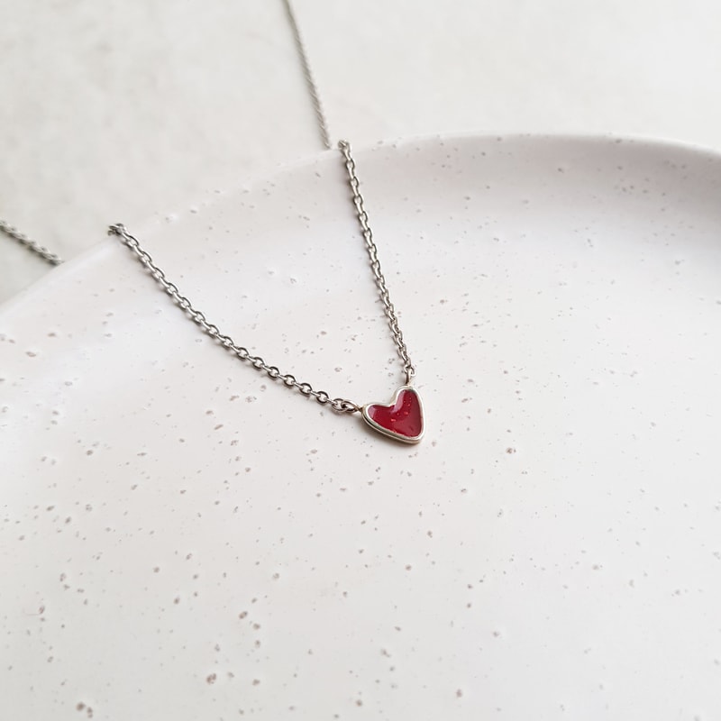 minimalist-heart-pendant-2.jpg