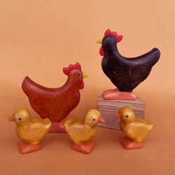 Wooden farm bird figurine - Wooden hen with 3 chicks toys - Farm birds toys - Wooden hen figurine - Chicks figurines