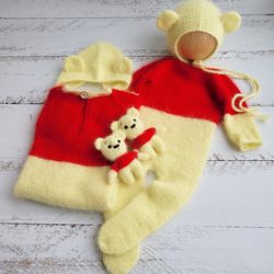 Newborn Yellow Bear bonnet and stuffed toy. Knitted baby photo prop