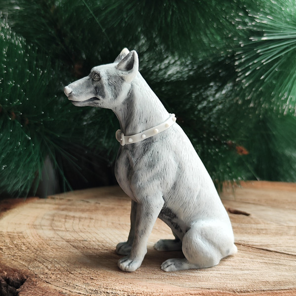 Statuette Doberman of the marble chips