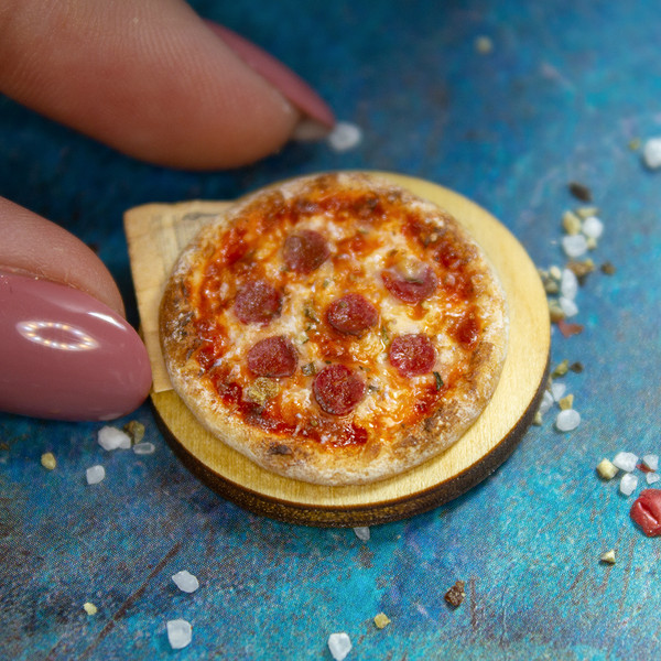 Miniature pepperoni pizza polymer clay tutorial for making dollhouse food1.jpg