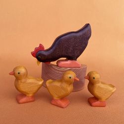 Wooden hen and 3 chicks toys - Farm bird toys - Wooden hen figurine - Chicken figurines - Montessori toys