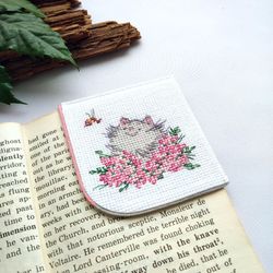 Handmade bookmark for books, corner bookmark cat with autumn flowers and bee