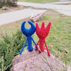 set of 2 yarny doll. red yarny and blue yarny toys. heroes of the game unravel two. toystaty