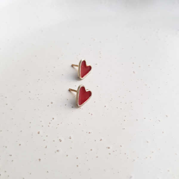 Minimalist-heart-stud-earrings-5.jpg
