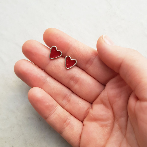 Minimalist-heart-stud-earrings-4.jpg
