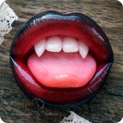 Lips brooch vampire