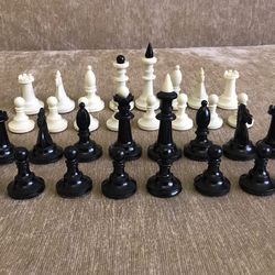 Carbolite chessmen set white black, Soviet hard plastic chess piceses vintage