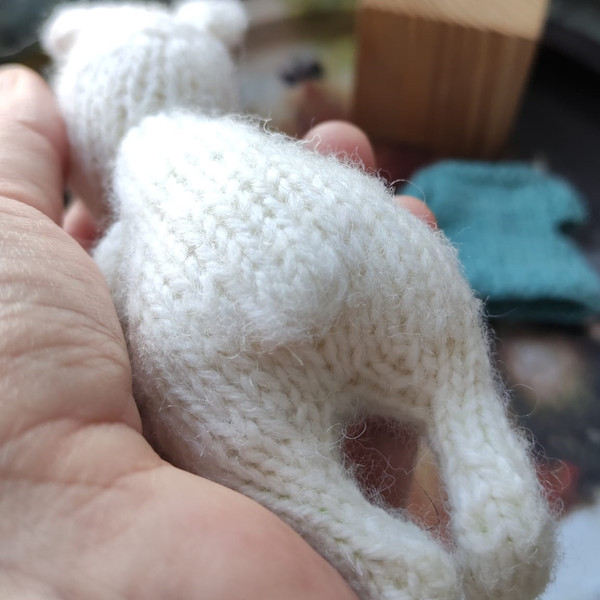 White bunny knitting pattern 4
