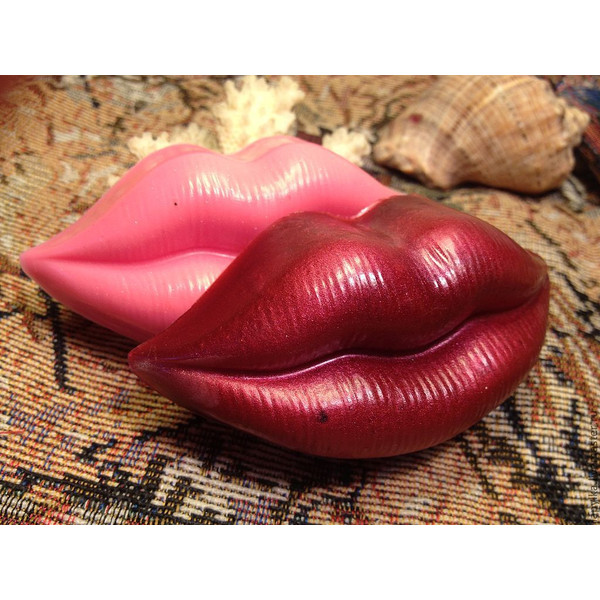 Lips_soap_mold.jpg
