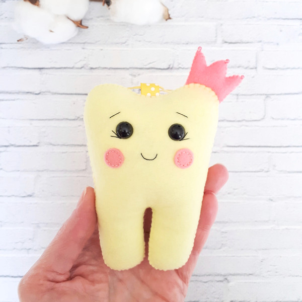 Cute-Yellow-Tooth-fairy