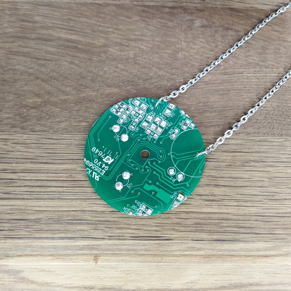 computer-board-necklace